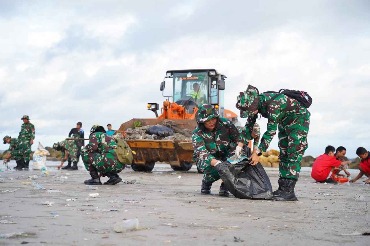 Karya Bakti Terpadu: Ribuan Personel Bersatu Jaga Kebersihan Pantai Bali