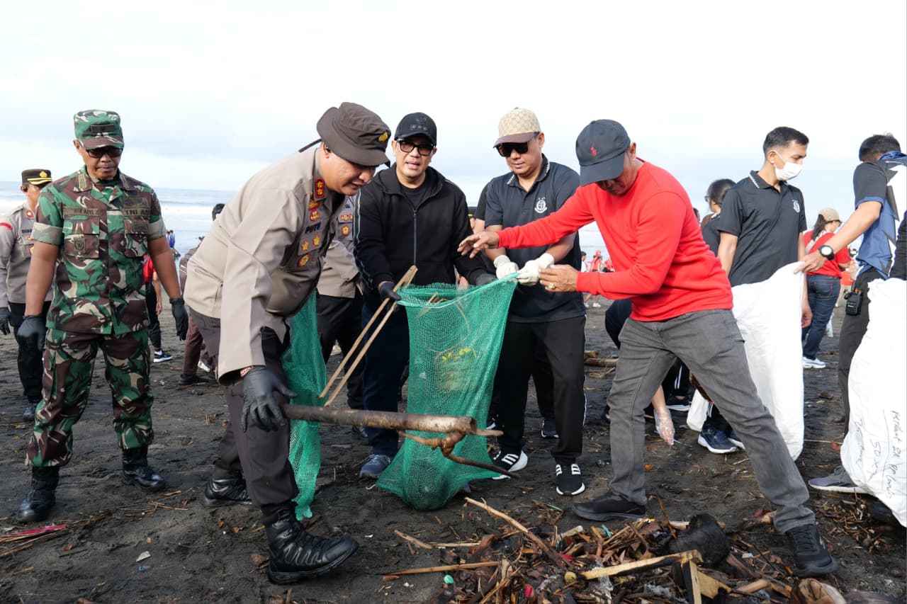 Bupati Sanjaya Pimpin Gerakan Kebersihan di Pantai Yeh Gangga
