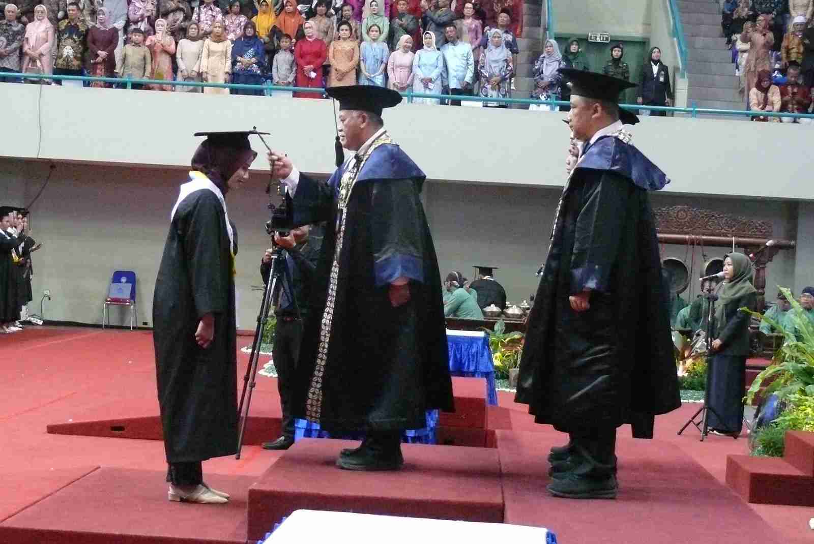 UNY Wisuda 1.566 Lulusan, 29 Raih Predikat Summa Cumlaude