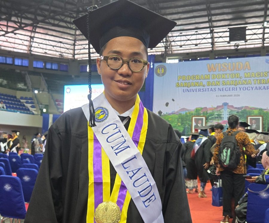 Muis Dela Pondesta, Lulusan Cumlaude UNY yang Menaklukkan Keterbatasan