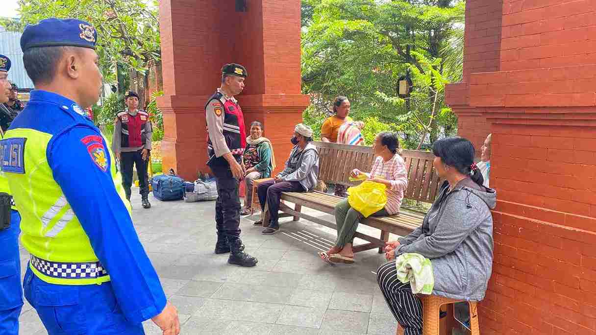 Patroli Humanis Jelang Nyepi dan Idul Fitri, Polda Bali Sambangi Pasar Kumbasari