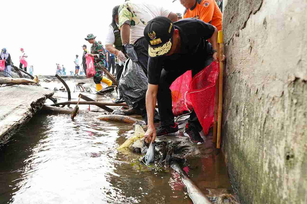Gubernur Koster Pimpin Gerakan Bali Bersih Sampah, 27.500 Warga Bergerak Serentak