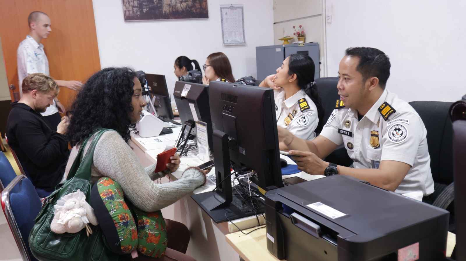 Imigrasi Denpasar Berikan ITKT bagi WNA Terdampak Penutupan Jalur Udara Timur Tengah