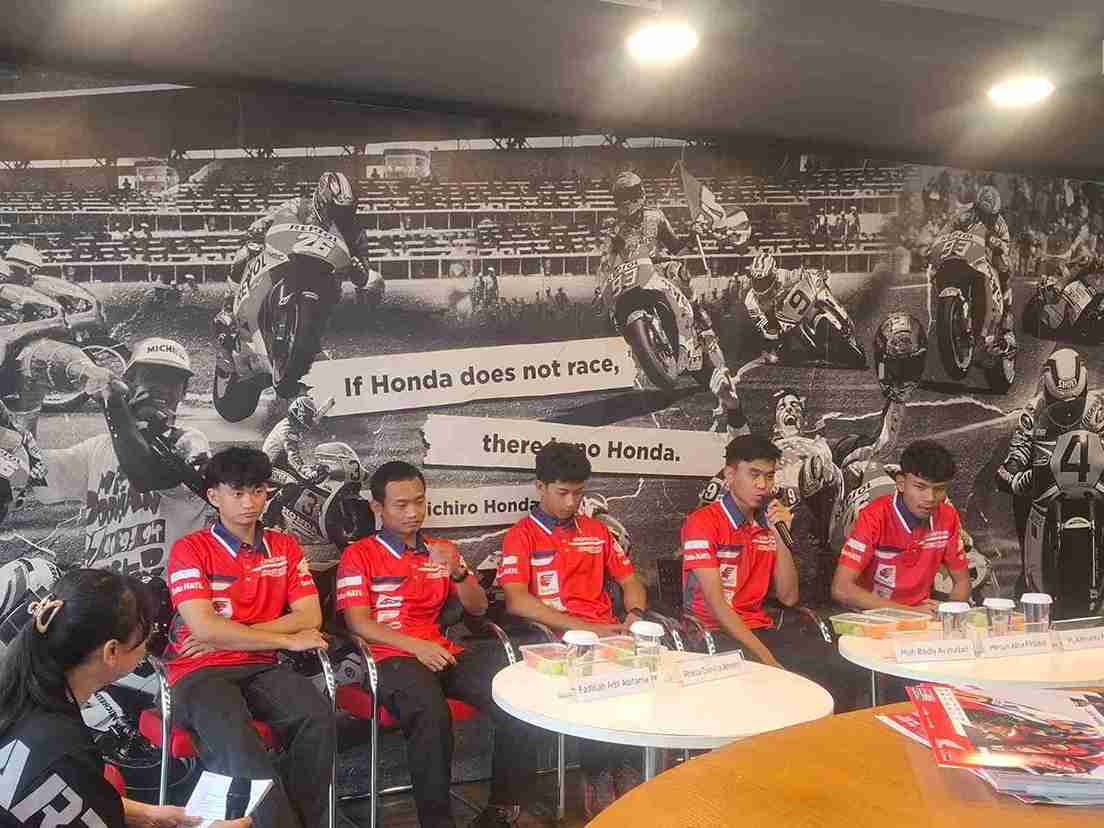 Budaya Bali Hangatkan Langkah Pembalap AHRT dalam HRC Visit