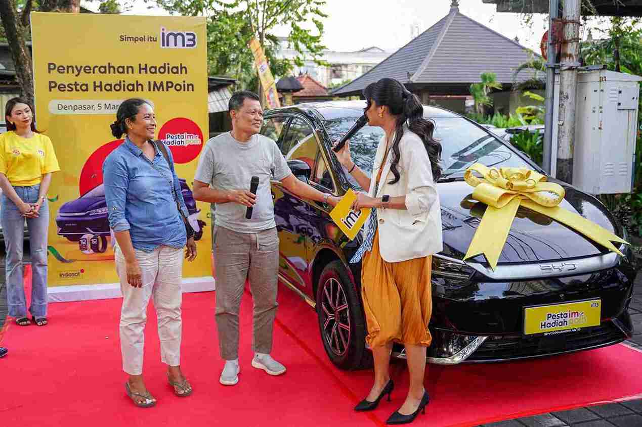 IM3 Serahkan Langsung Grand Prize BYD M6 kepada Pemenang IMPoin Pesta Hadiah 2025 di Bali