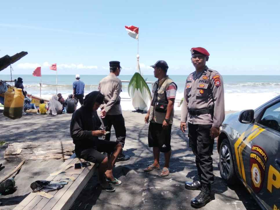 Dua Pelajar Jawa Barat Nyaris Terseret Arus di Pantai Parangtritis