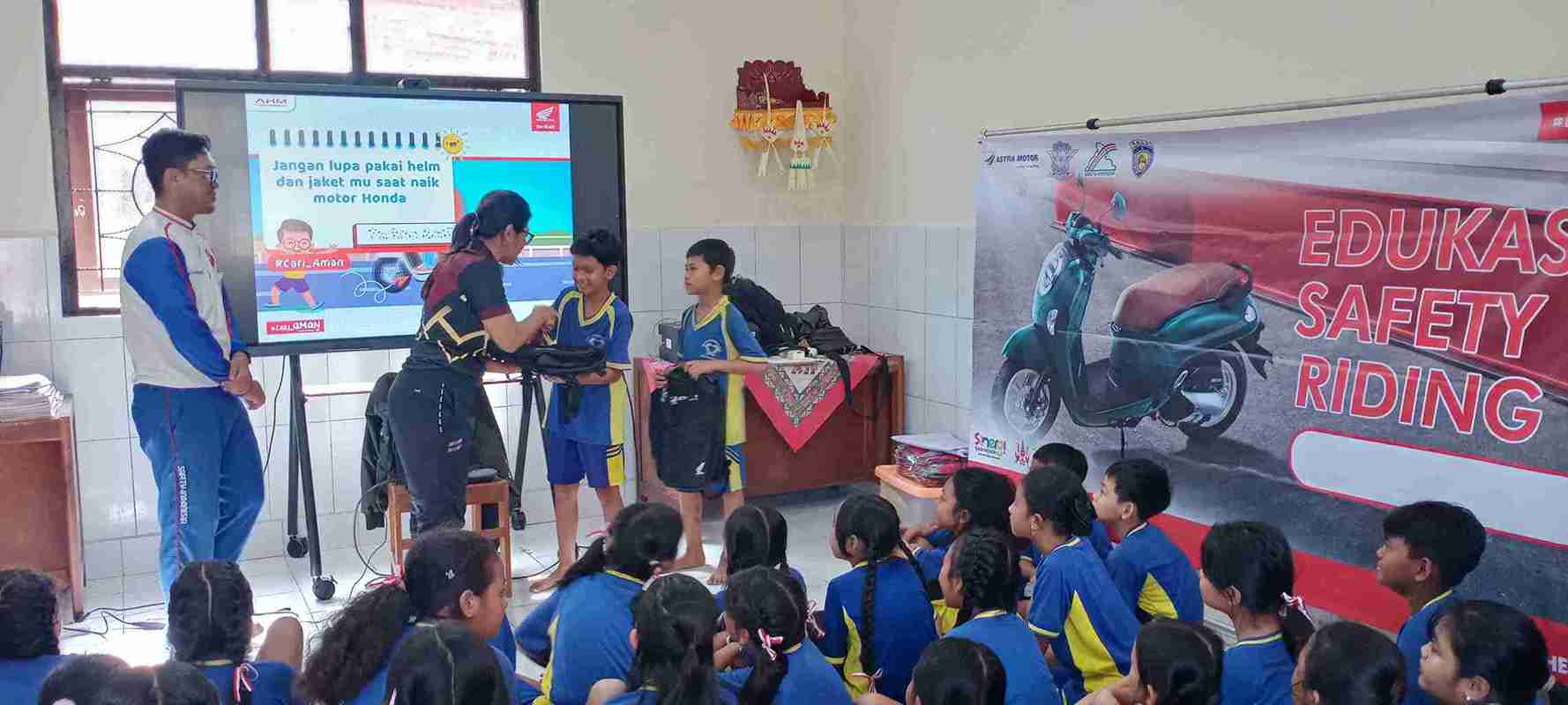 Astra Motor Bali Tanamkan Budaya #Cari_Aman Sejak Usia Dini di SDN 2 Kalibukbuk