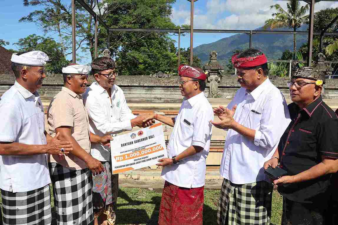 Gubernur Koster Serahkan Rp1 Miliar untuk Perbaikan Pura Luhur Pucak Tinggah