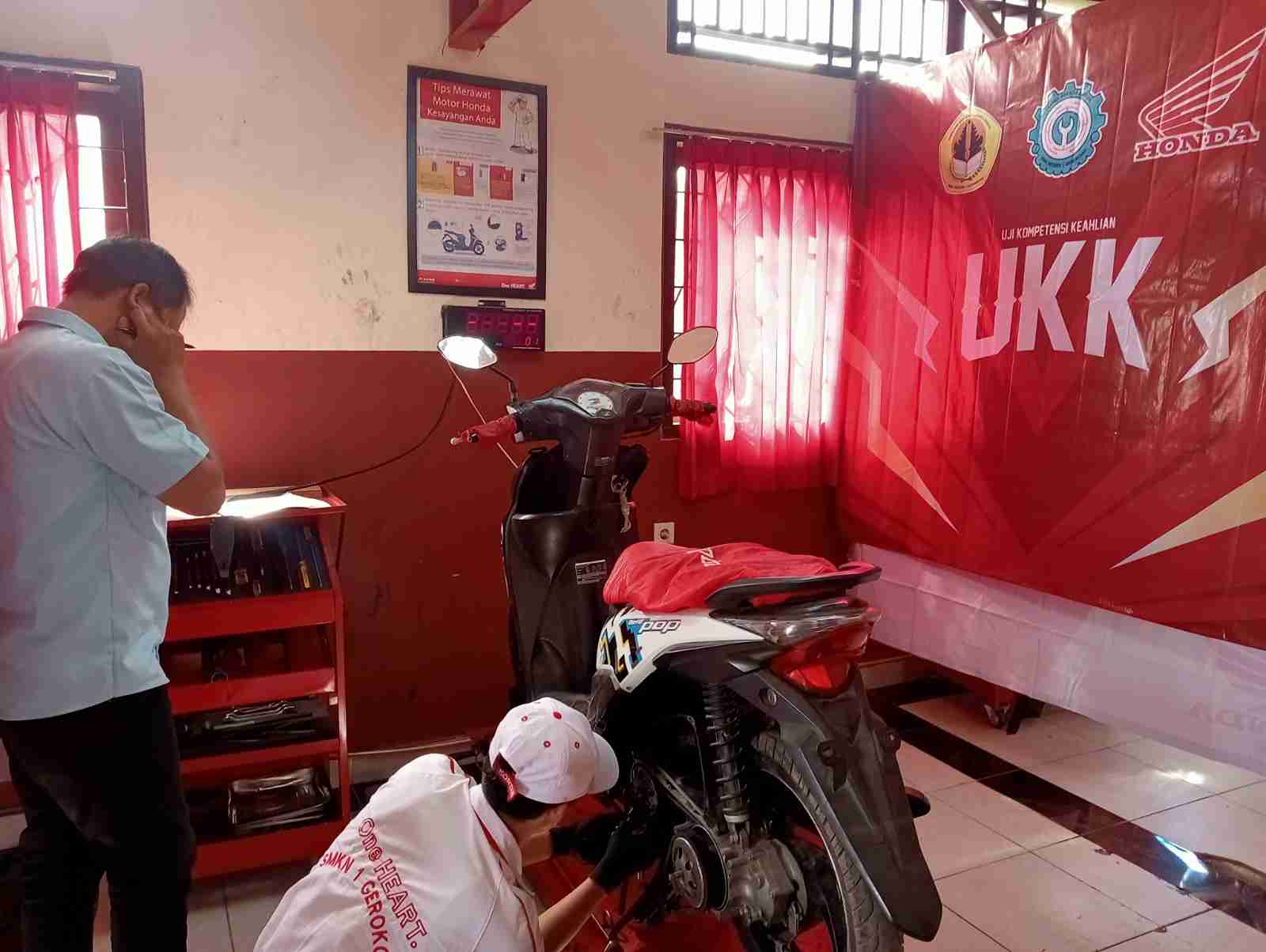 Siswa SMK Negeri 1 Gerokgak Jalani Uji Kompetensi Keahlian Bidang Otomotif
