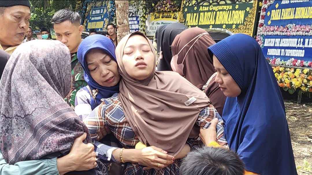 Langkah Berat Sang Istri, Haru Menyelimuti Rumah Praka Farizal di Kulon Progo
