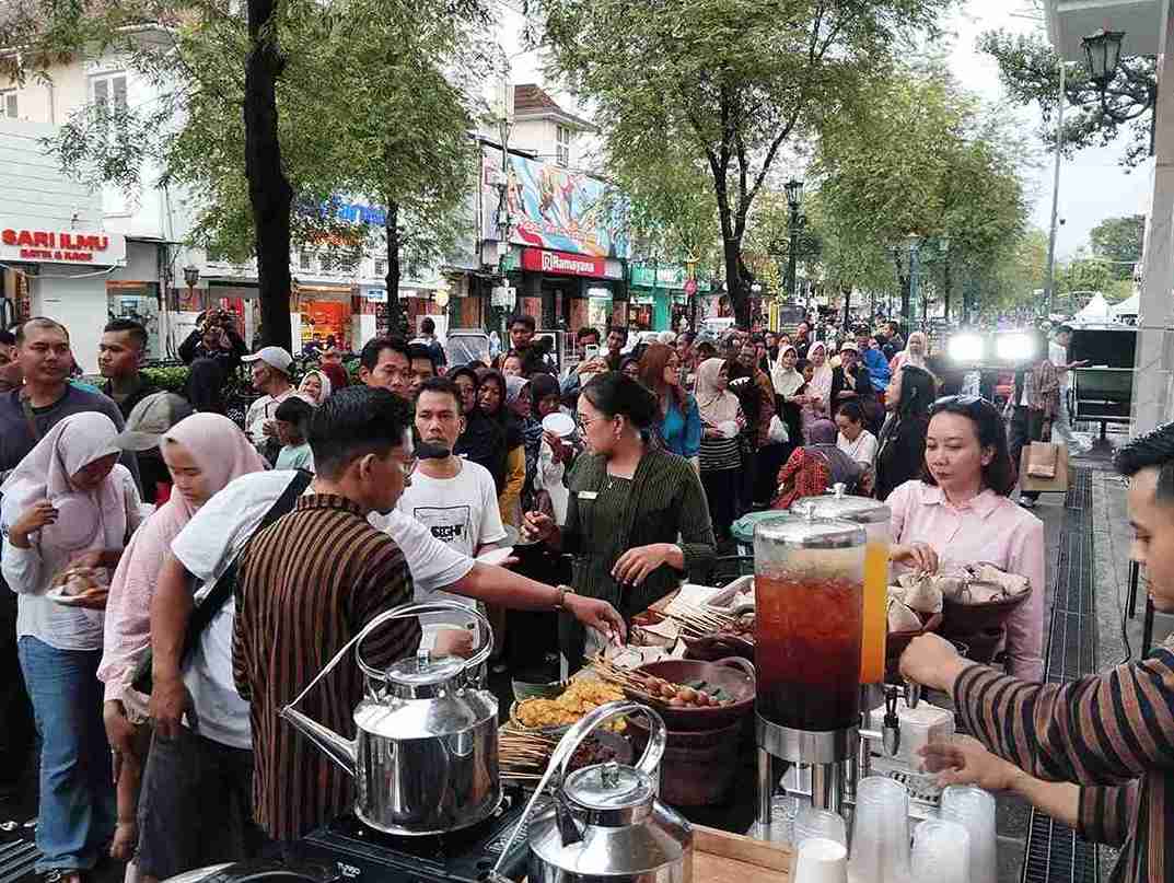 Malioboro Meriah, Ribuan Wisatawan Nikmati Angkringan Gratis di Ulang Tahun Sultan HB X