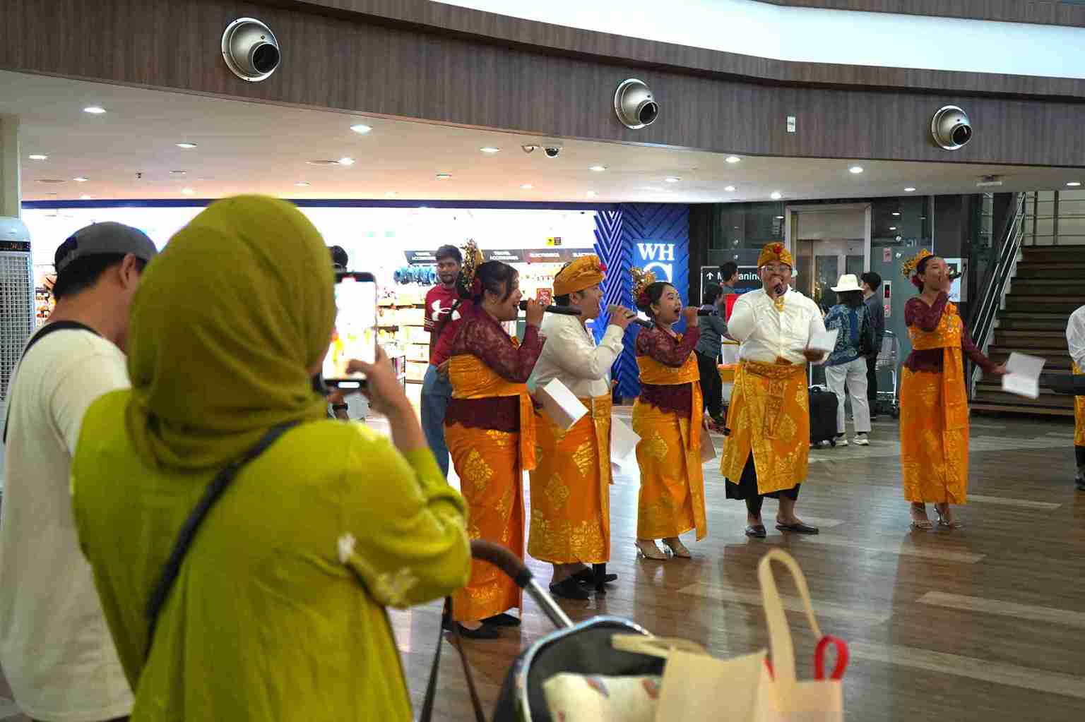 Paskah di Bandara Ngurah Rai: Harmoni Paduan Suara dan Manisnya Cokelat Sambut Penumpang