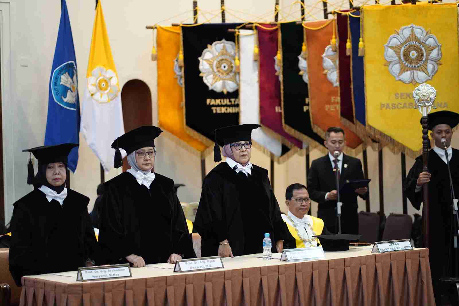 Transformasi Kedokteran Gigi: UGM Kukuhkan Profesor Baru di Bidang Biomedika, Polimer dan Kebijakan Layanan