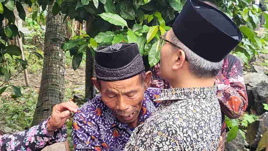 Tangis Haru Mbah Tupon Saat Sertifikat Tanah Kembali