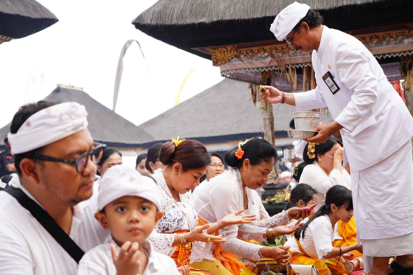 Ketua BKOW Bali Seniasih Giri Prasta Haturkan Bhakti di Tengah Lonjakan Pemedek