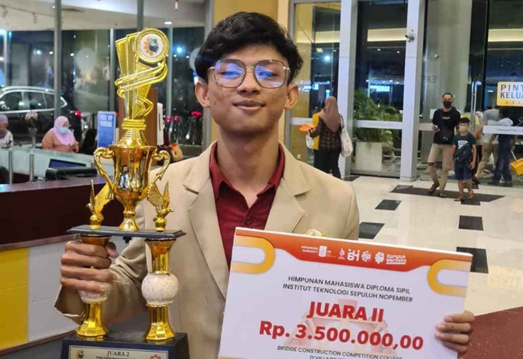 Dari Tukang Bangunan, Kerja Keras Anak Klaten Berbuah Gelar Mahasiswa Berprestasi UGM