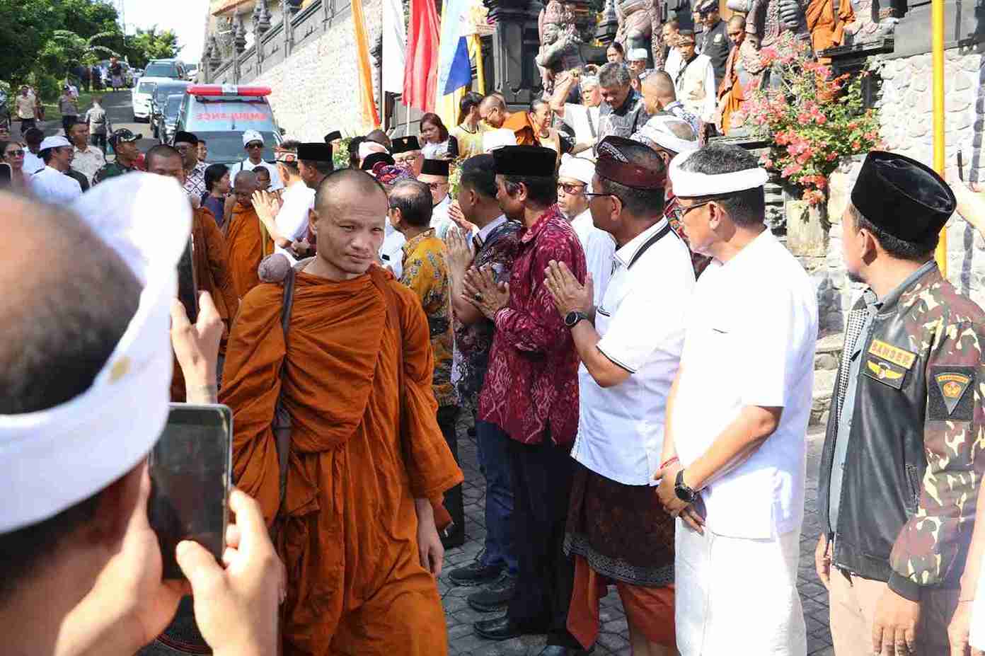 Perjalanan Spiritual Bhikkhu: Menyapa Nusantara Dari Buleleng Menuju Borobudur