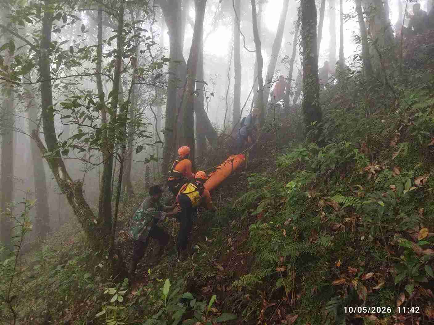 Tim SAR Gabungan Evakuasi Jenazah Pendaki Gunung Batukaru dari Kedalaman 90 Meter