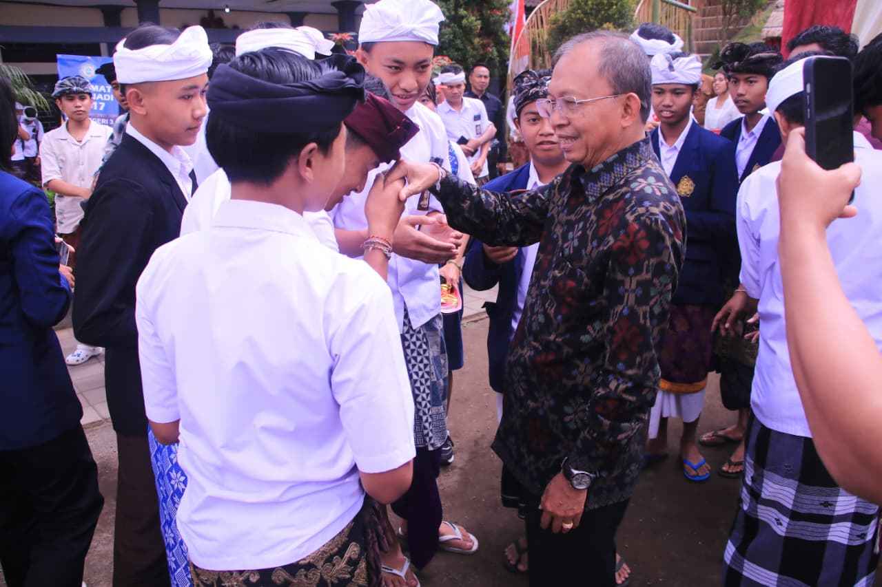 Kenang Masa Kecil Makan Ubi dan Jadi Kuli Batu, Gubernur Koster Tak Ingin Anak Bali Putus Sekolah