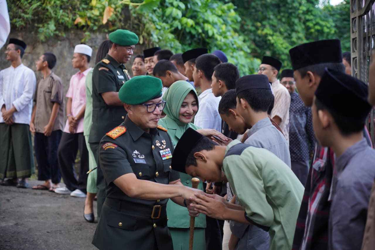 Sambut Hari Bakti, Pangdam IX/Udayana Kunjungi Anak Asuh dan Keluarga Pahlawan