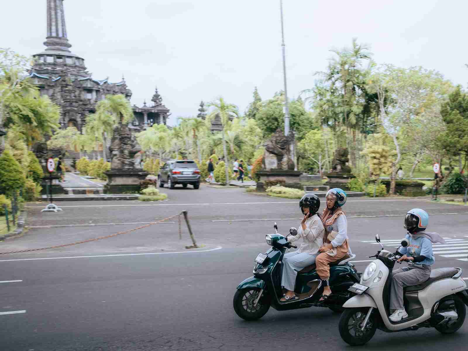 Tetap Modis dan Aman: Tips Cerdas Berkendara untuk Hijabers dari Astra Motor Bali