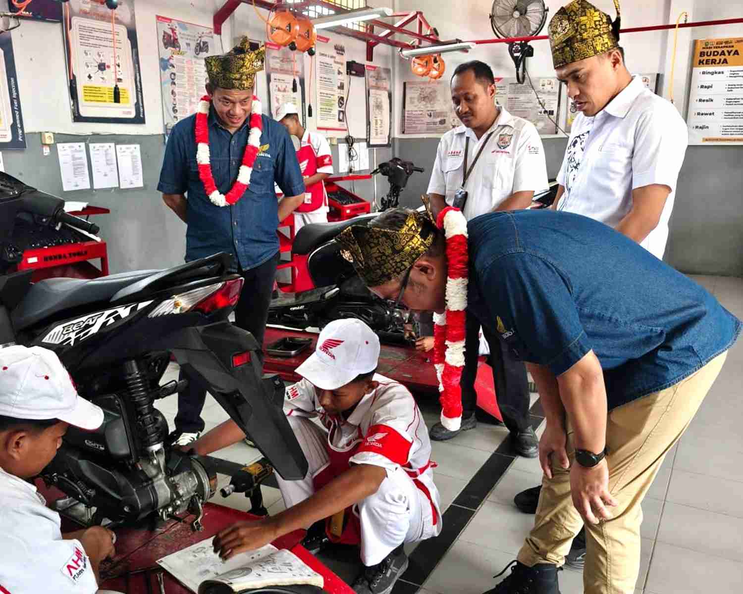 Siswa SMK di Riau Kini Bisa Praktik Sekaligus Layani Servis Motor Honda