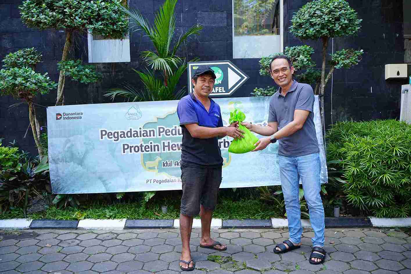 Berbagi Kebahagiaan, Pegadaian Kanwil VII Bali Nusra Salurkan 89 Hewan Kurban