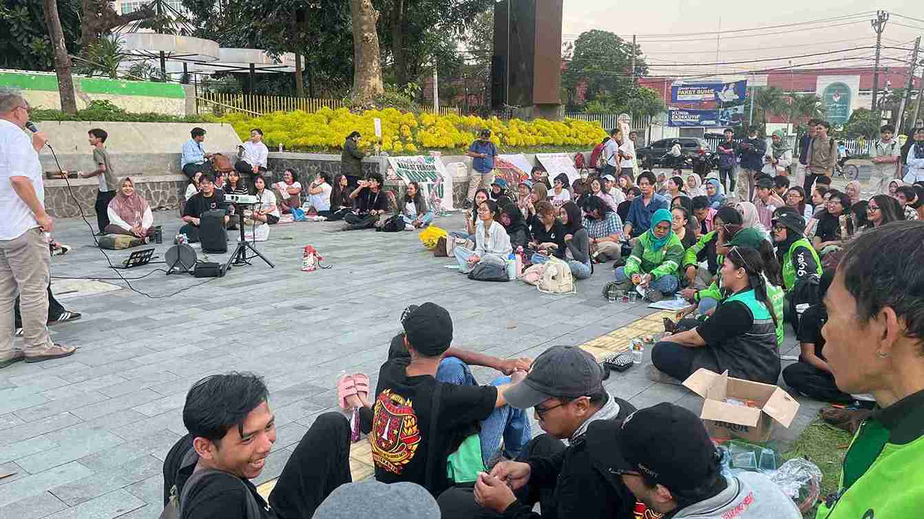 Suara Hati di Bundaran UGM: Aksi ‘Nyerah Jadi WNI’ dan Klakson Solidaritas Warga
