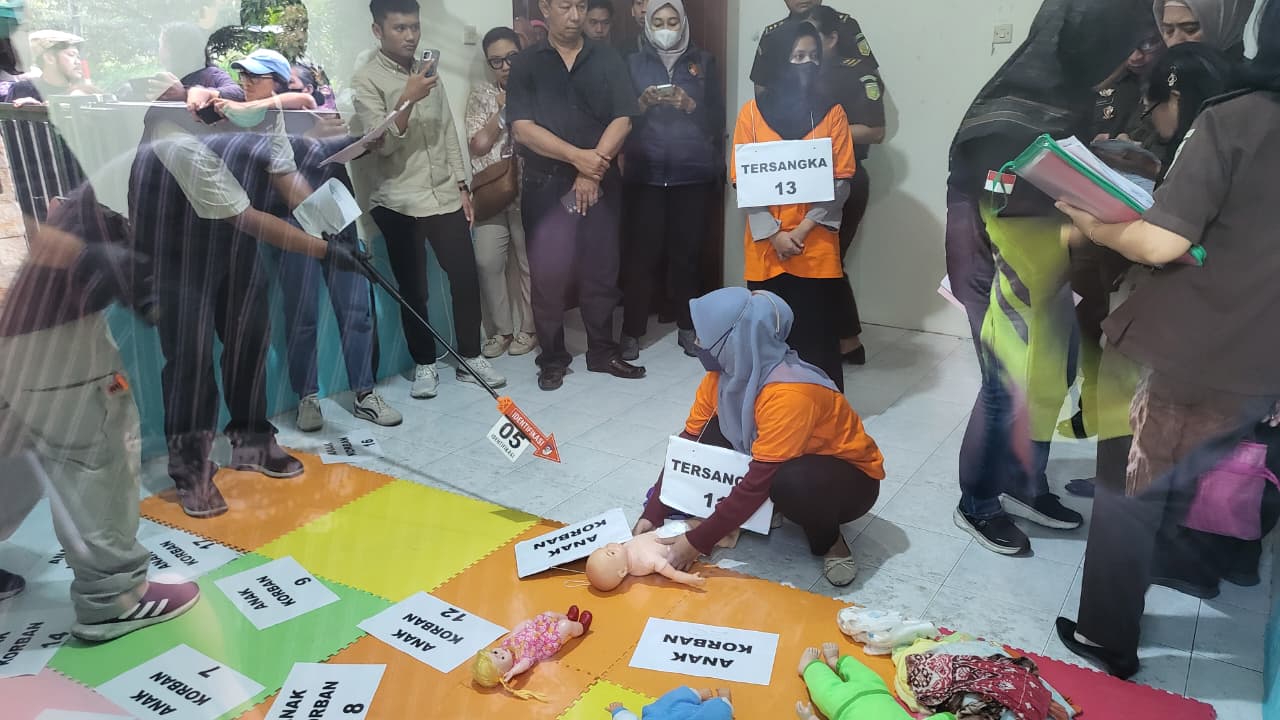 Rekonstruksi Kasus Daycare di Yogyakarta Diwarnai Isak Tangis dan Amarah Orang Tua