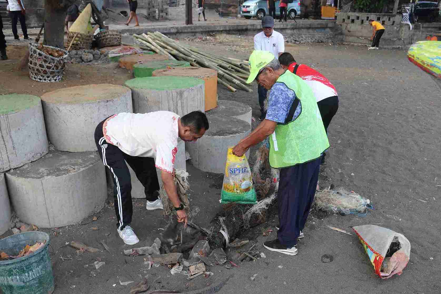 Rayakan Hari Lingkungan Hidup, Pemkab Buleleng Kompak Bersihkan Empat Pantai Sekaligus