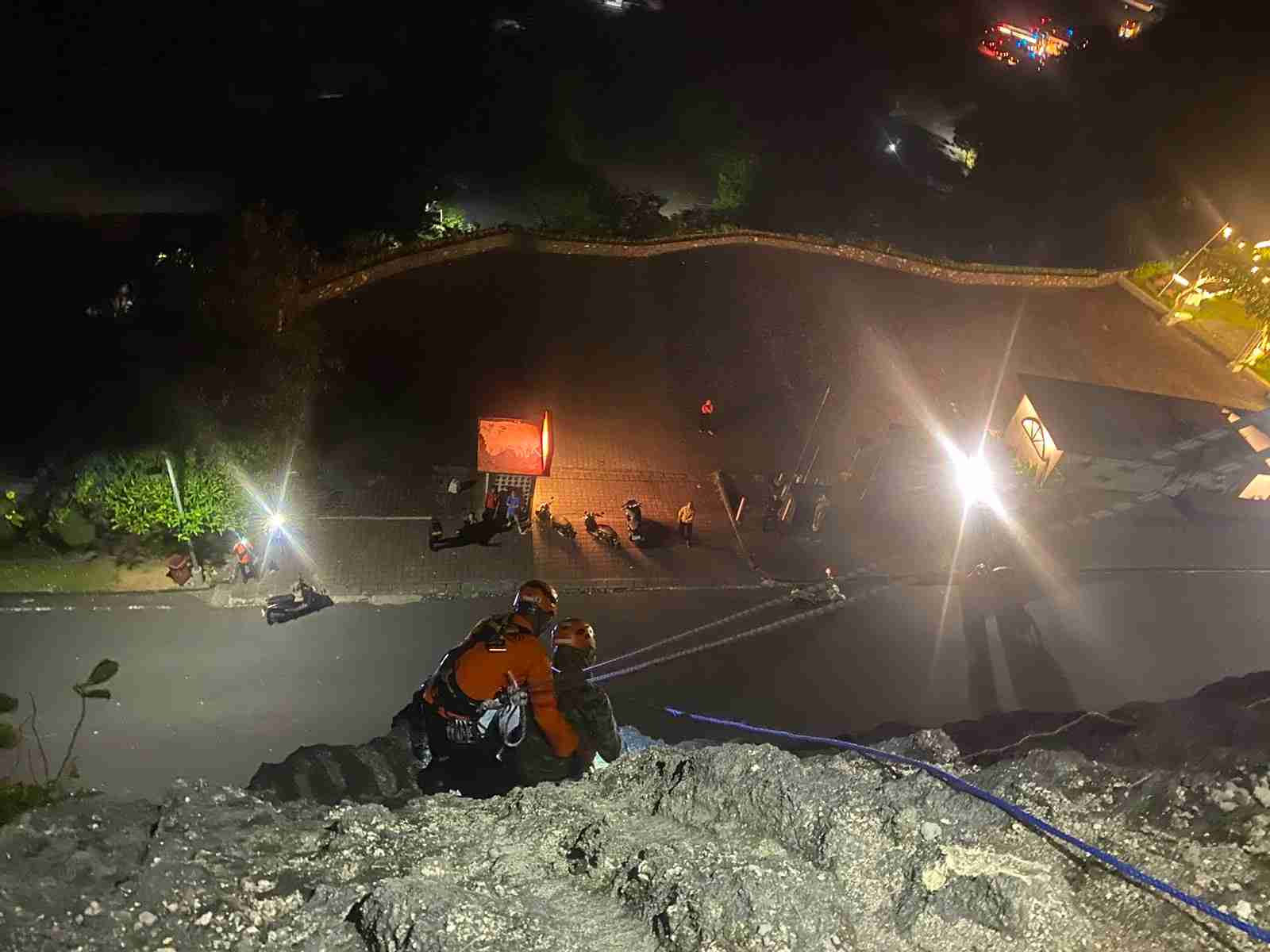 Niat Hati Selamatkan Anjing, Seorang Pria Malah Terjebak di Tebing Pantai Pandawa