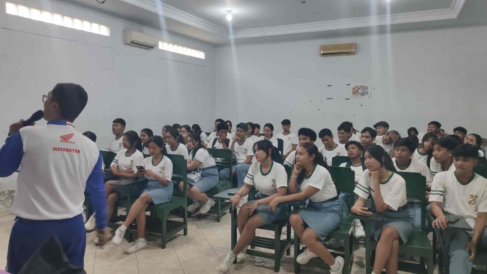 Serunya Belajar Safety Riding Bareng Honda di SMK Pariwisata Mengwi!