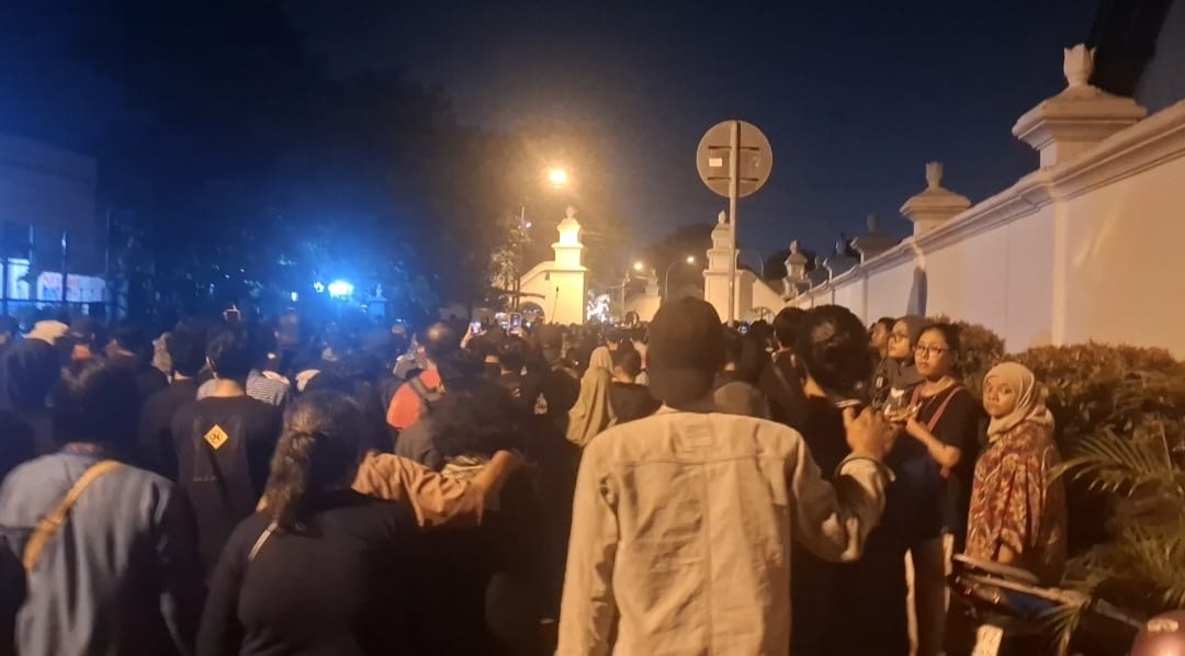 Malam Satu Suro di Yogyakarta: Ribuan Orang Gelar Tradisi Tapa Bisu Mubeng Beteng