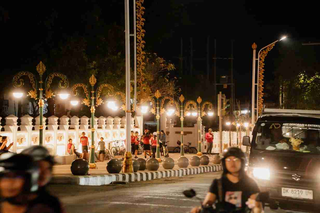 Malam di Titik Nol Singaraja Kini Lebih ‘Glowing’, 75 Lampu Trotoar Resmi Dinyalakan