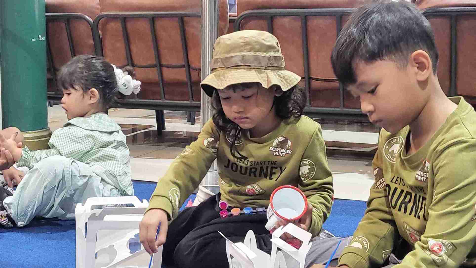 Liburan di Stasiun, Anak Bisa Lukis Mug hingga Nonton Sulap Gratis Bareng KAI Daop 6