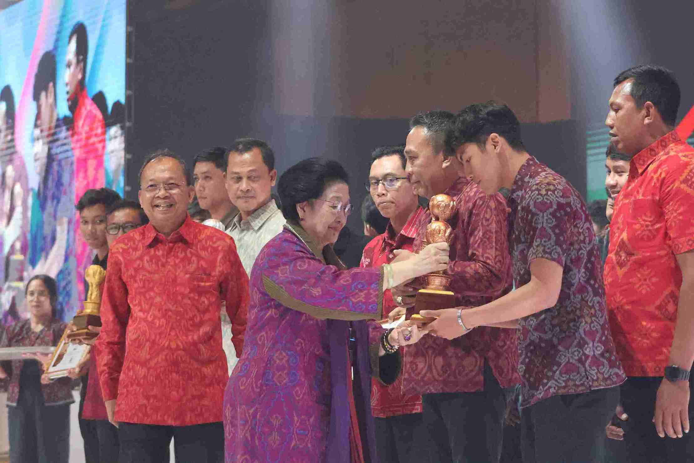 Membumikan Ideologi Lewat Kopi dan Tenun: Koster Laporkan Sukses Bulan Bung Karno kepada Megawati