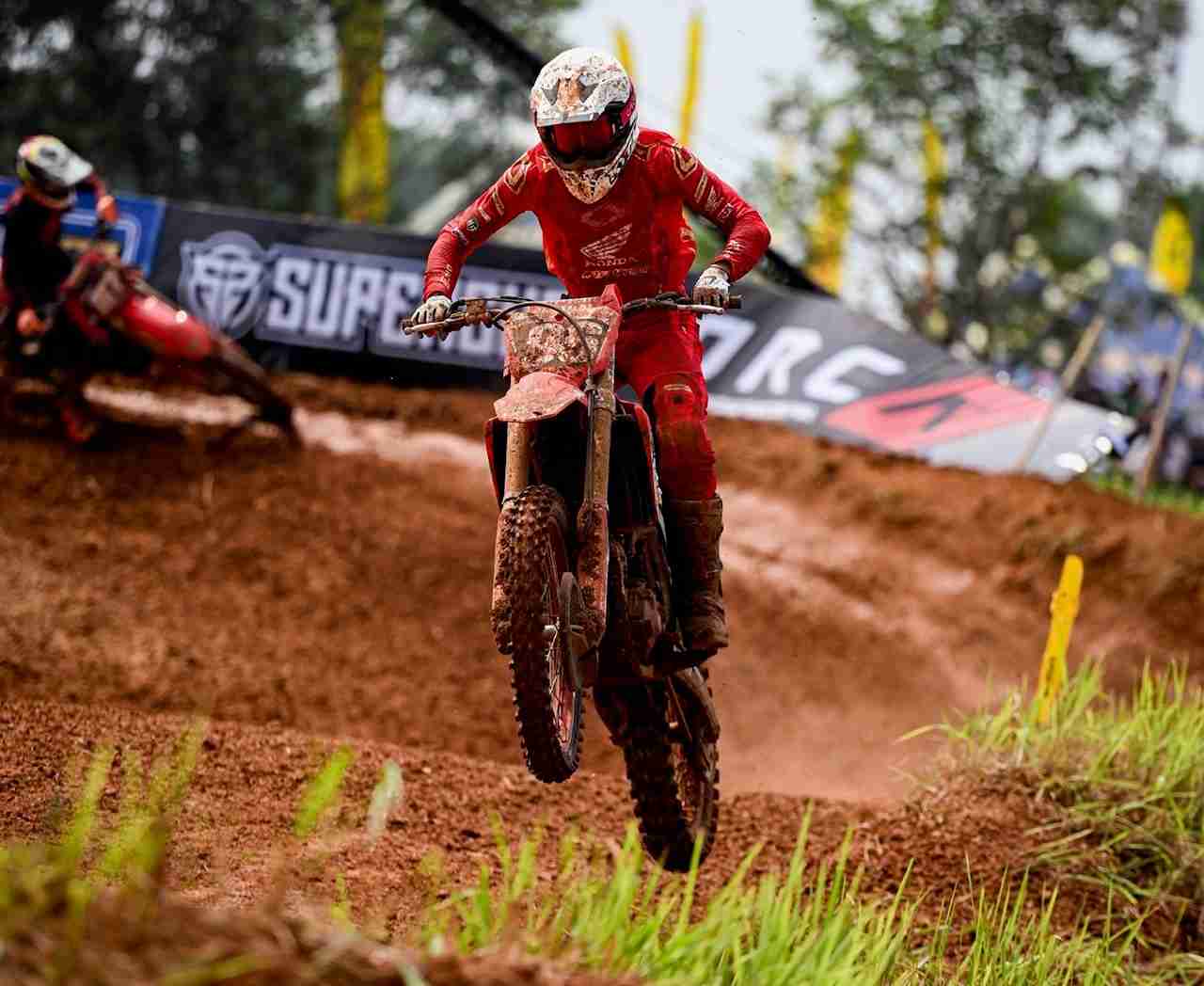 Aksi Heroik Ivan Valrossi: Start dari Belakang, Langsung Sambar Podium di Kejurnas Motocross Bekasi!