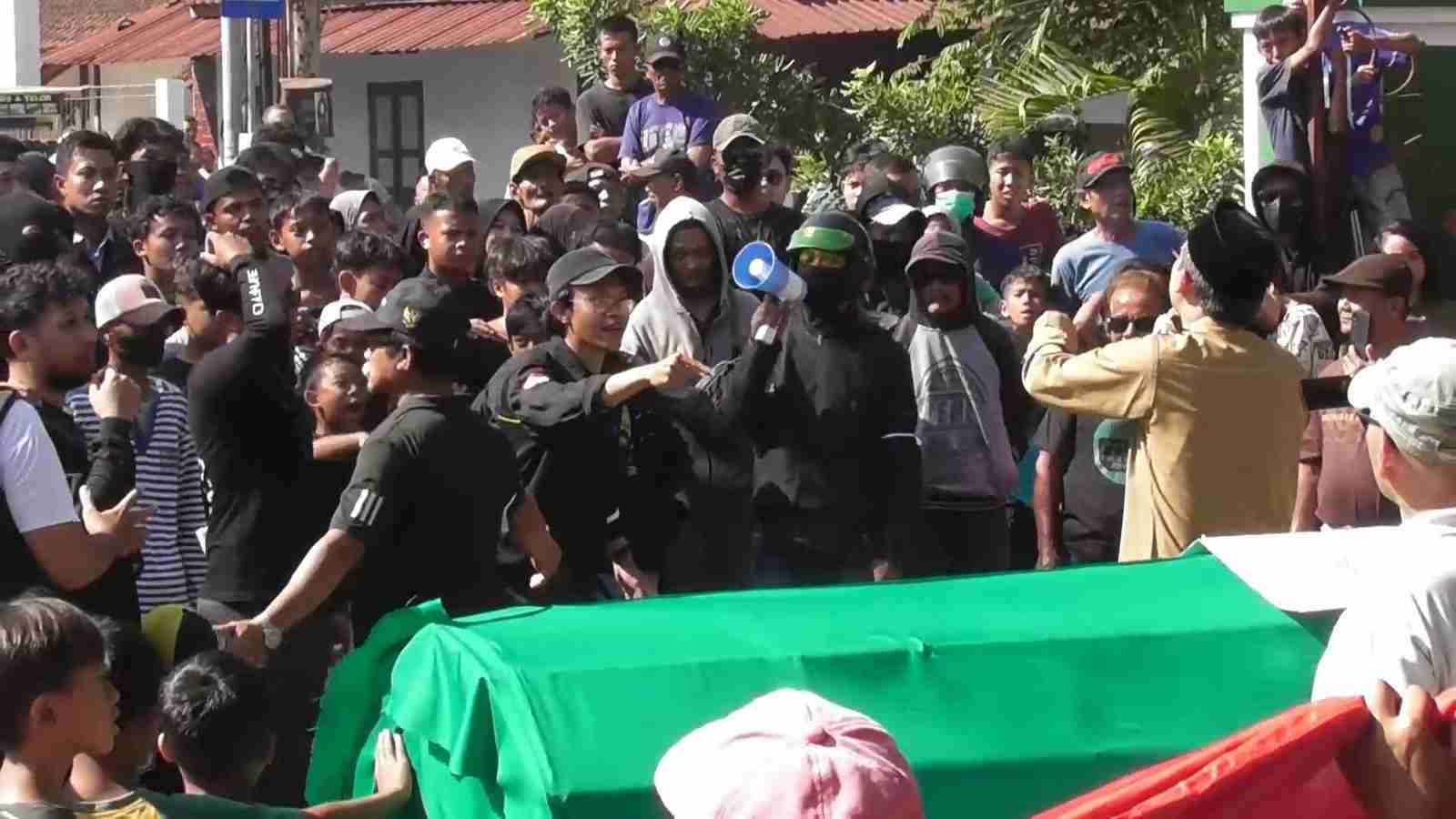 Warga Dusun Banyon Geruduk Kantor Lurah Pendowoharjo, Tuntut Dukuh Dipecat