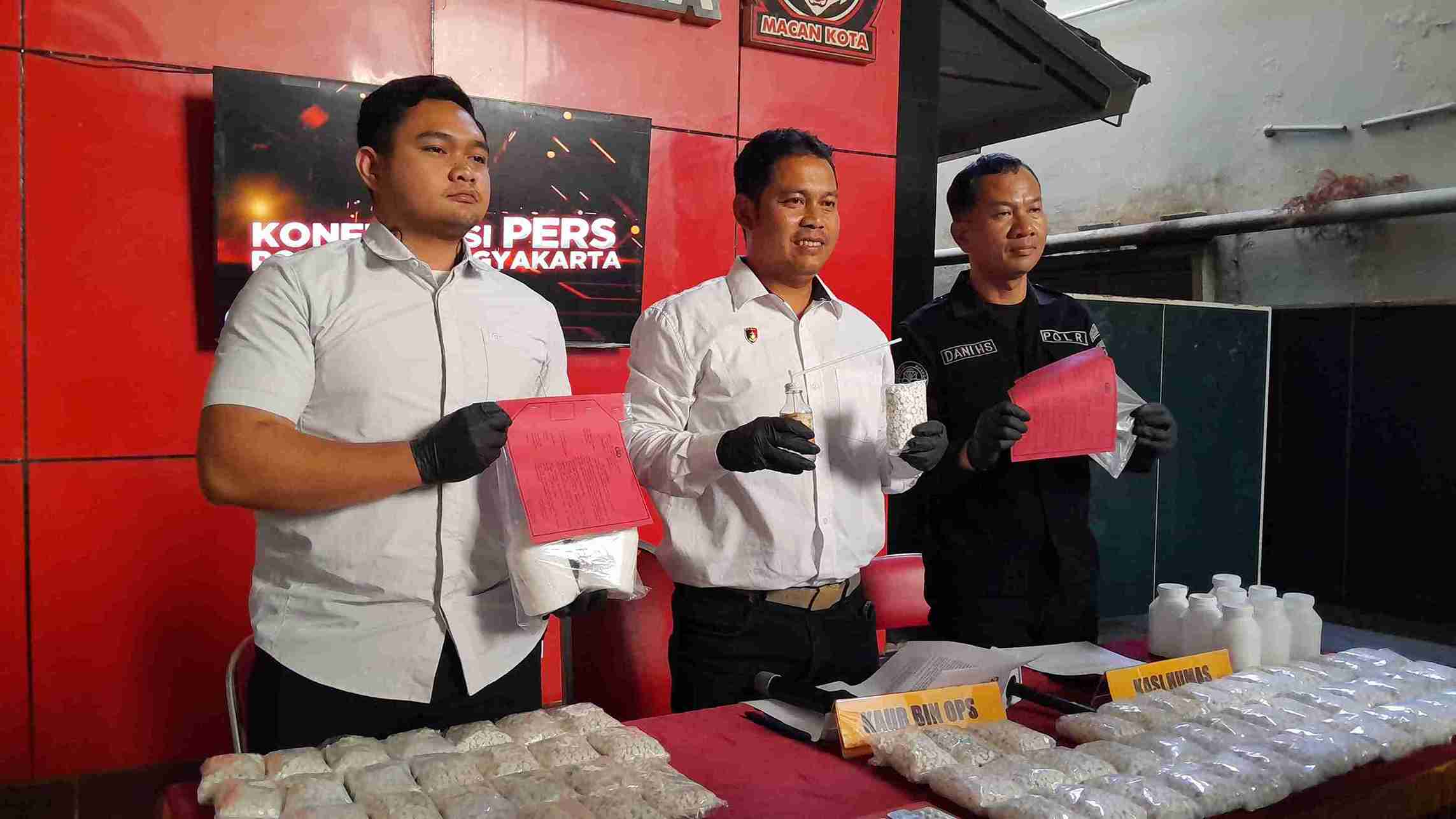Modus Baru: Pengedar Pil Koplo di Yogyakarta Gunakan Atribut Ojol untuk Kelabui Polisi