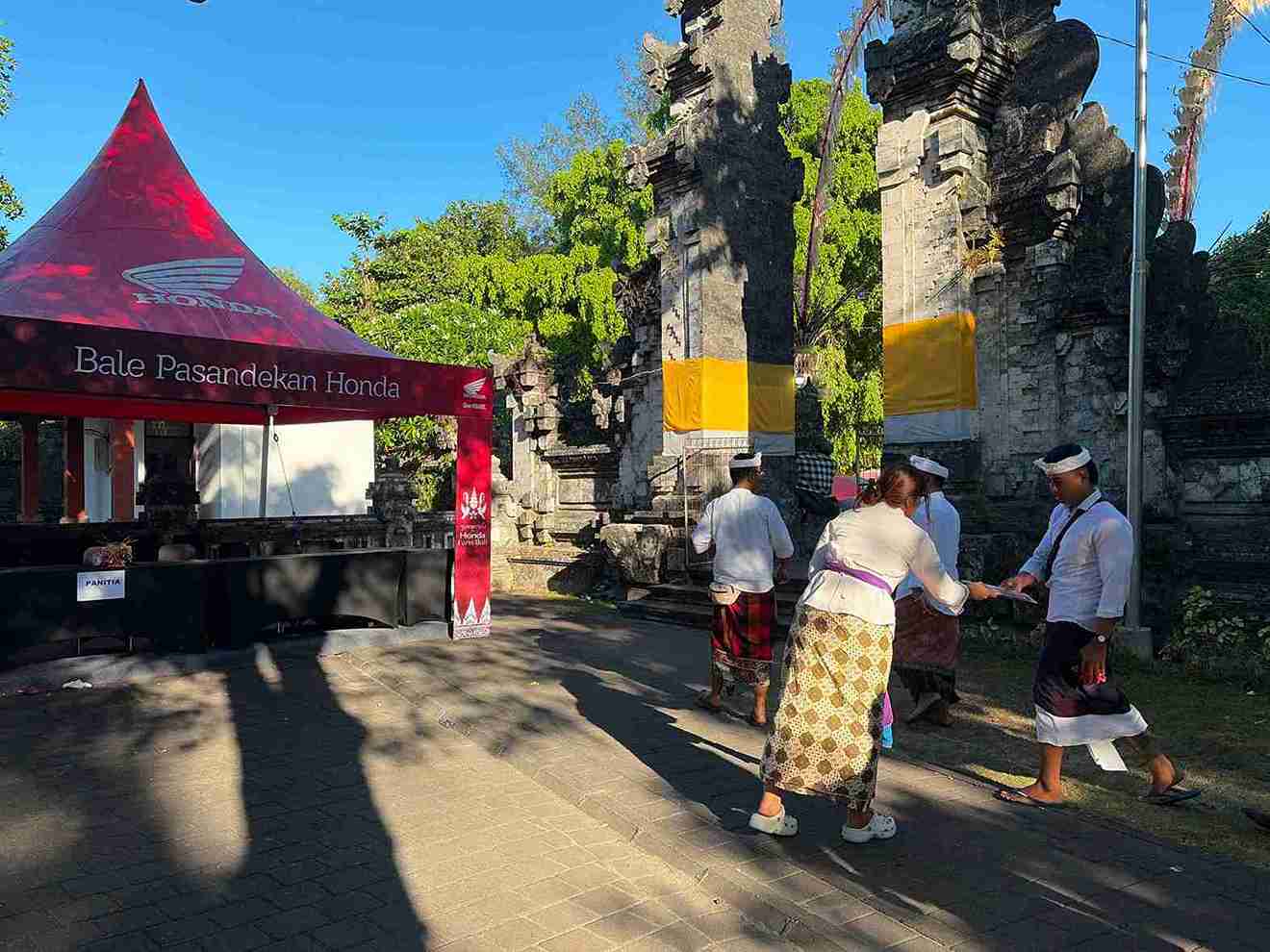 Bikin Pemedek Nyaman, Astra Motor Bali Hadirkan ‘Bale Pesandekan’ di Pura Sakenan