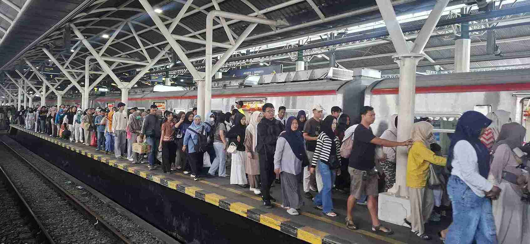 Penumpang KRL di Jogja Melonjak, KAI Commuter Imbau Penumpang Pindah ke Stasiun Lempuyangan