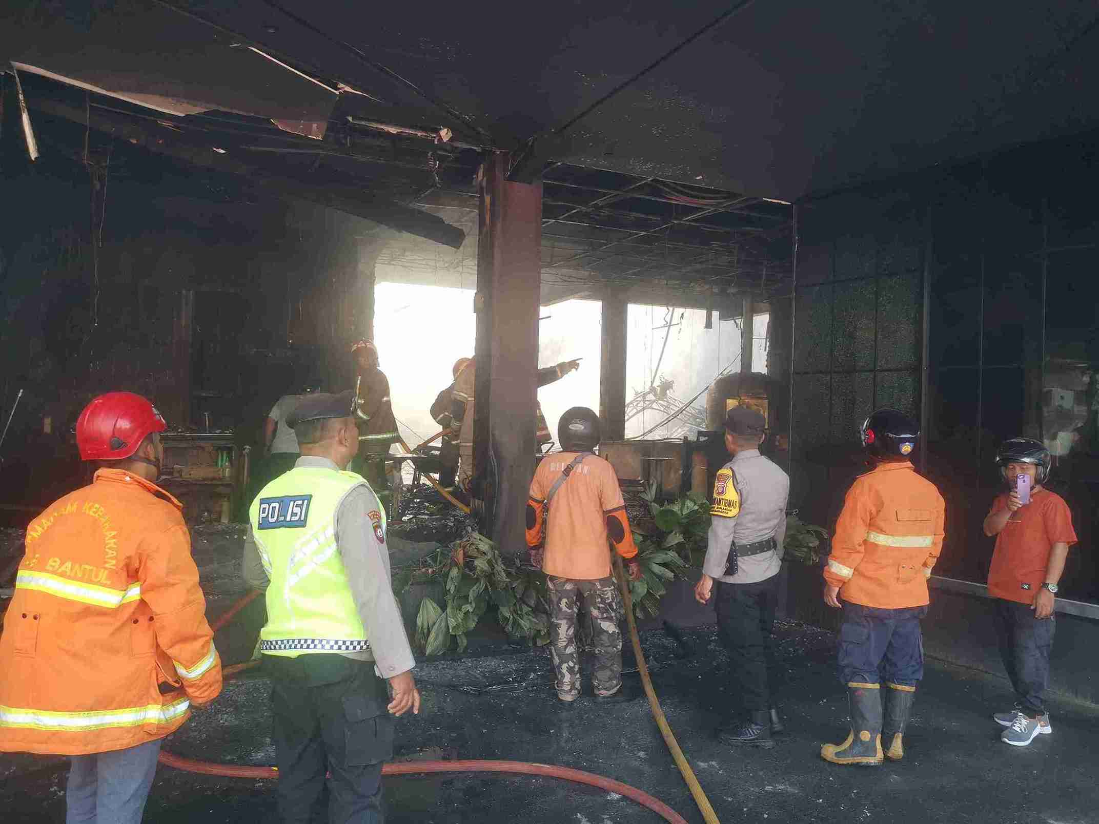 Dugaan Korsleting Jadi Pemicu Kebakaran di Vrama Billiard & Cafe Yogyakarta