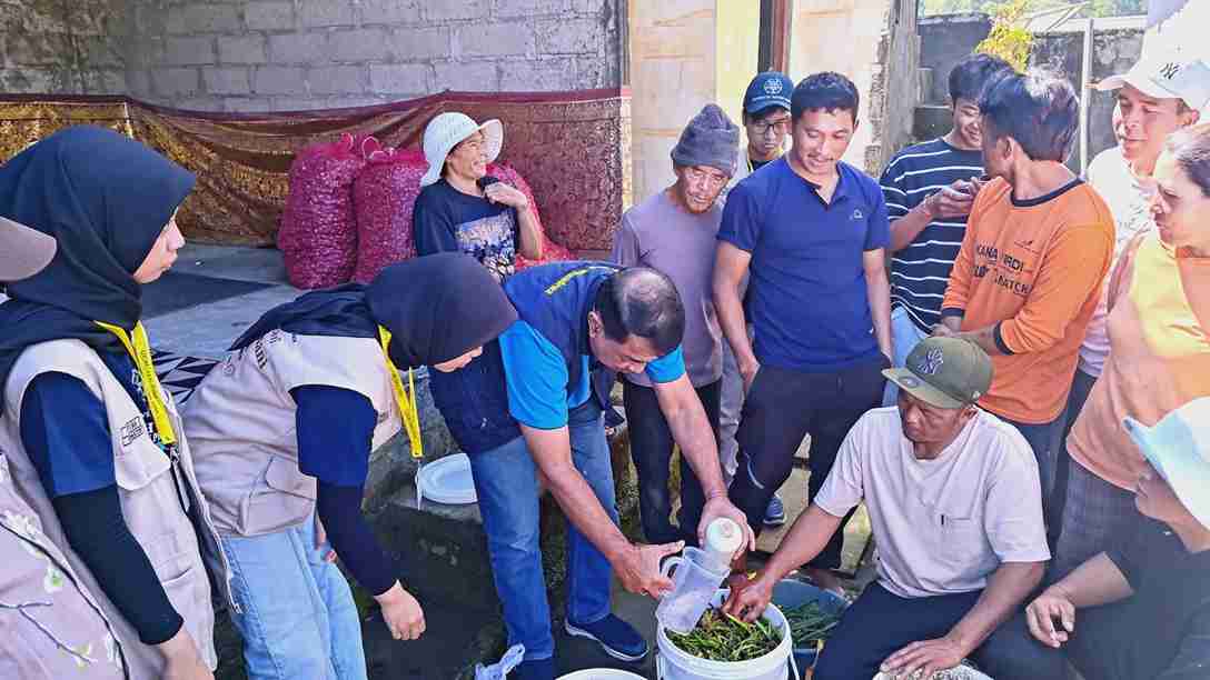 Ubah Limbah Jadi Rupiah, Mahasiswa KKN UGM Ajak Petani di Songan Kintamani Bikin Eco Enzyme
