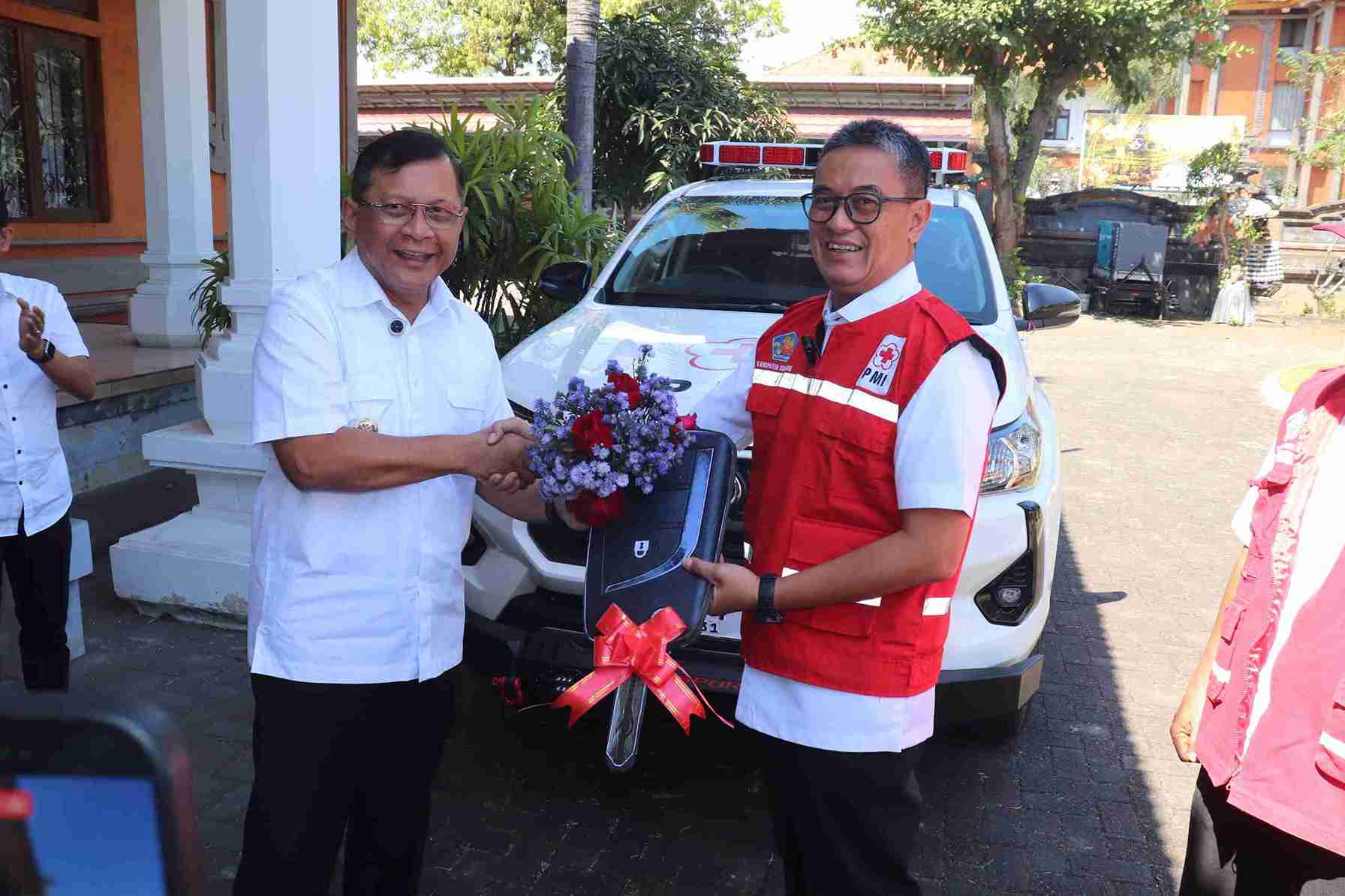 Percepat Penanganan Bencana, Pemkab Buleleng Hibahkan Mobil Operasional untuk PMI