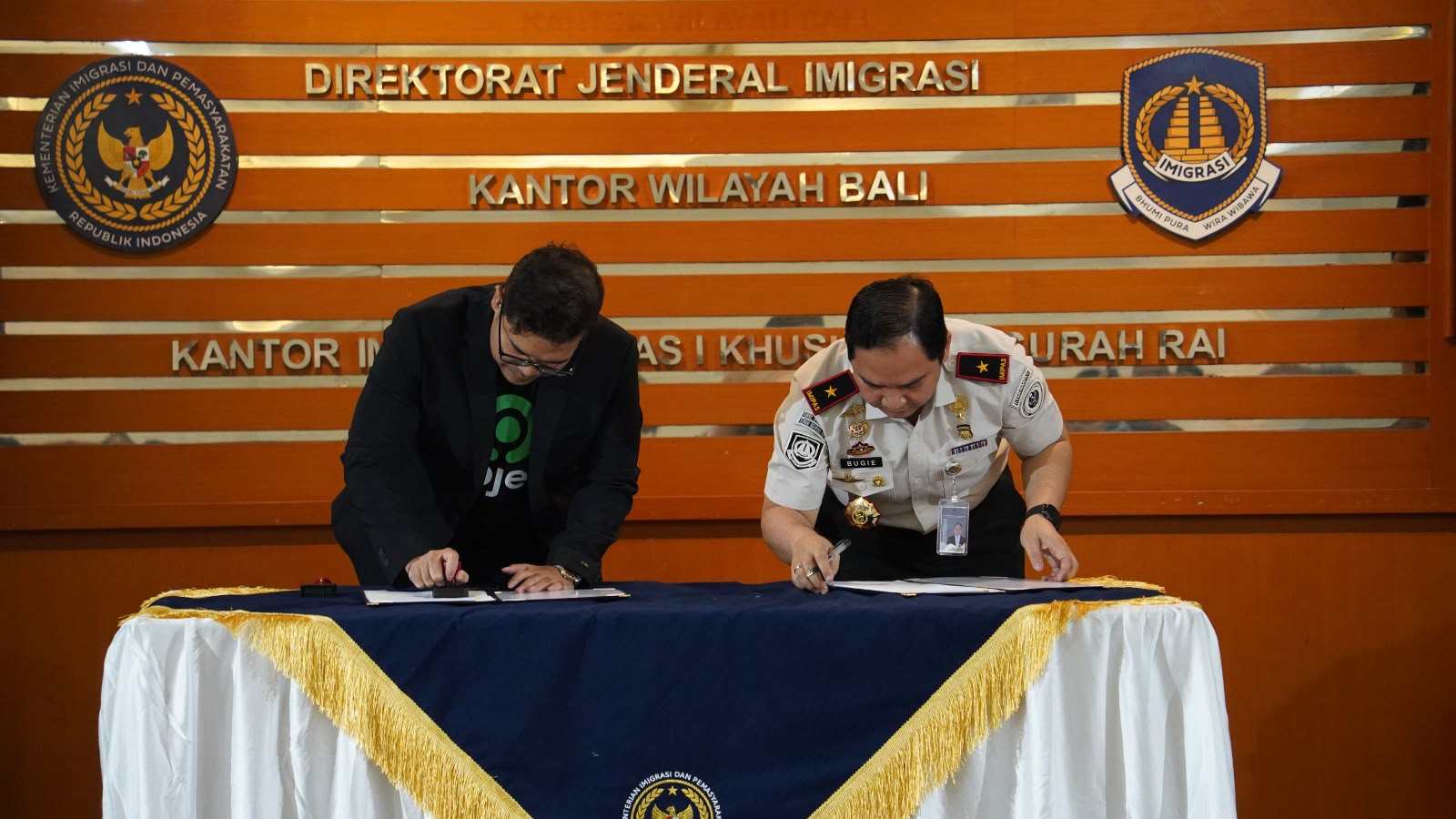 Paspor Makin Gampang, Imigrasi Ngurah Rai Gandeng Gojek untuk Layanan Antar Dokumen