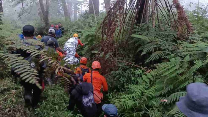 Kelelahan Saat Mendaki Gunung Agung, Seorang Pendaki Diselamatkan Tim SAR