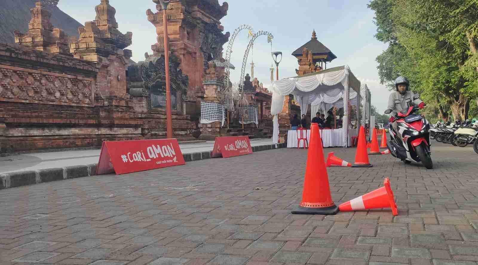 Jalan Paving Perlu Teknik Khusus, Astra Motor Bali Ajak Masyarakat Berkendara #Cari_Aman