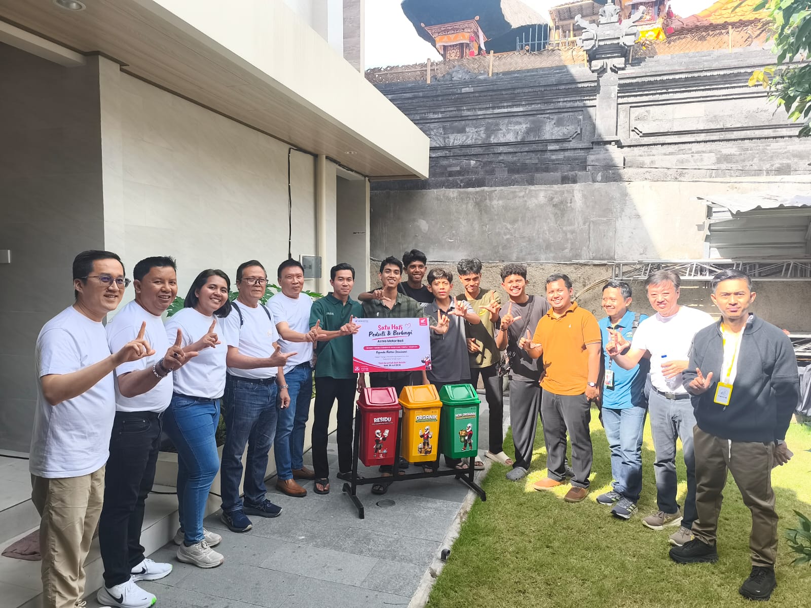 Semangat Satu Hati: Astra Motor Bali Serahkan Bantuan Tempat Sampah untuk Lingkungan Asri