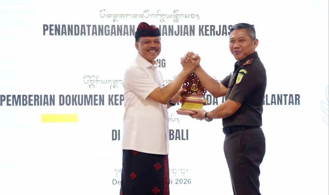 Negara Hadir untuk Anak Telantar : Dewa Indra Dorong Penuntasan Dokumen Kependudukan