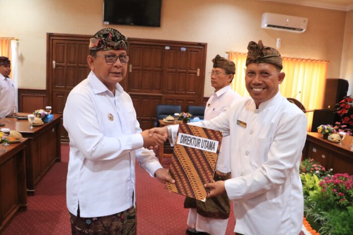 Bupati Buleleng Lantik Direksi Perumda Tirta Hita, Naikkan Target Dividen Jadi Rp12 Miliar